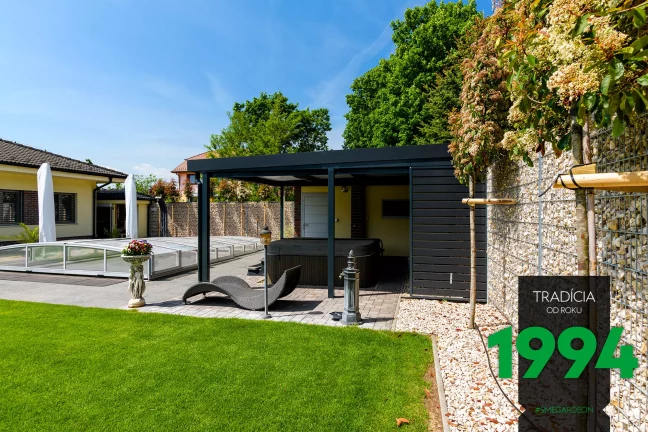 Prístrešok s kovovými výplňami