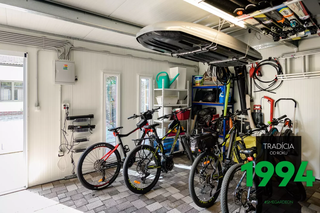 Bicykle uložené v domčeku