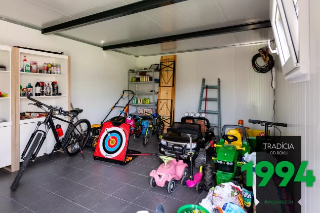 Regále a autíčka v domčeku