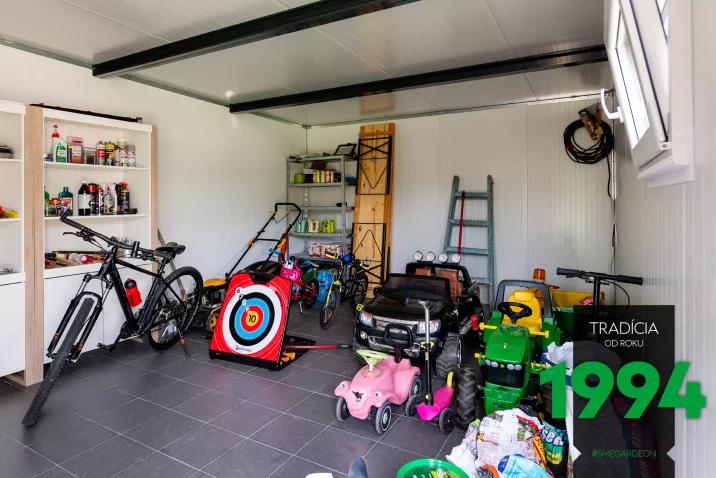 Regále a autíčka v domčeku