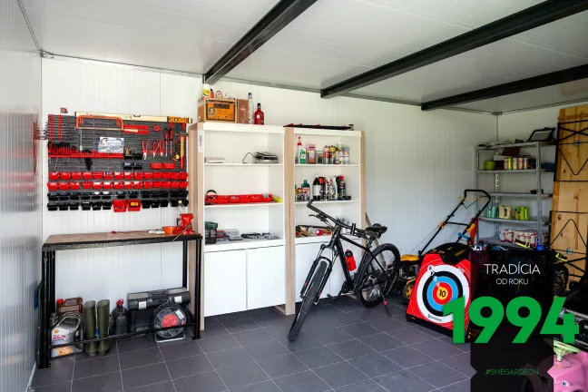 Regále a ponk v domčeku