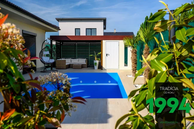 Bazén pred domčekom s prístreškom