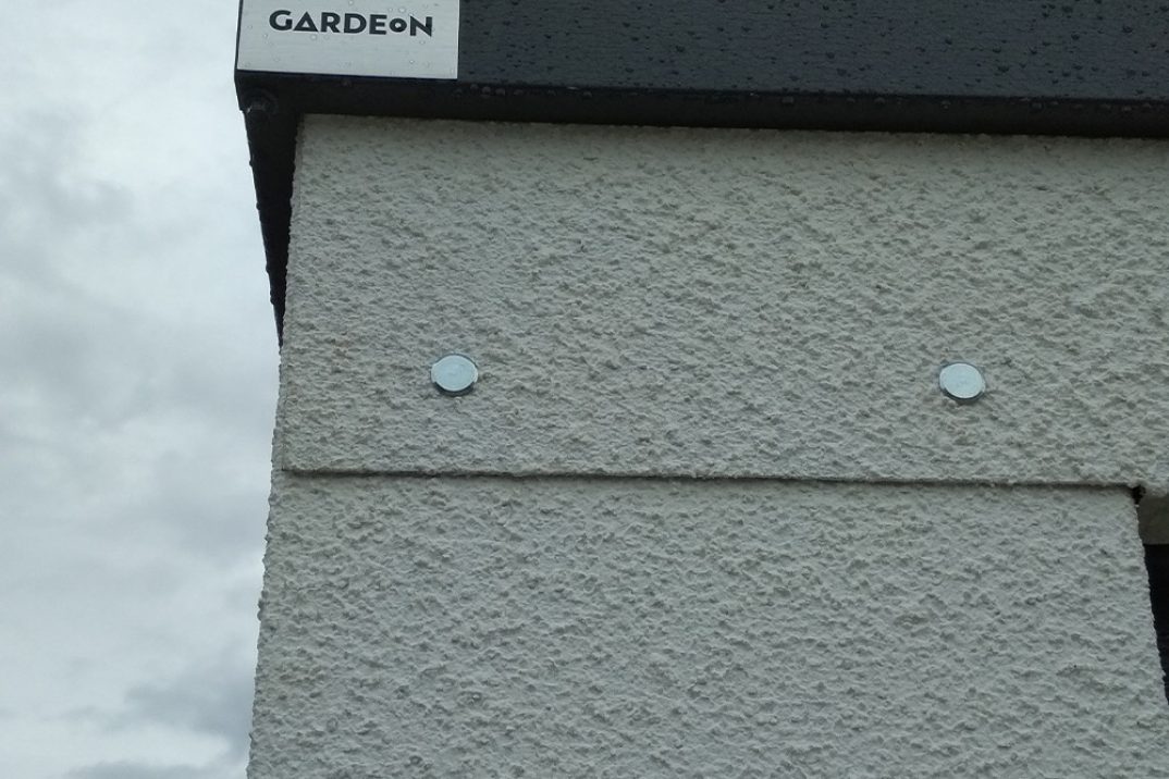 Detail na atiku s nápisom GARDEON