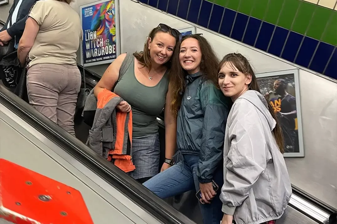 Kolegyne na schodoch