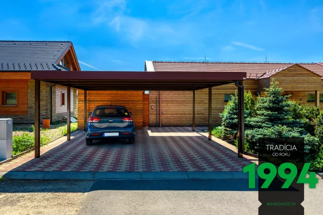 Osobné auto pod prístreškom