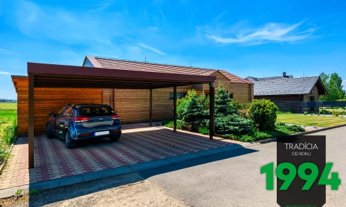 Prístrešok pri drevenom dome