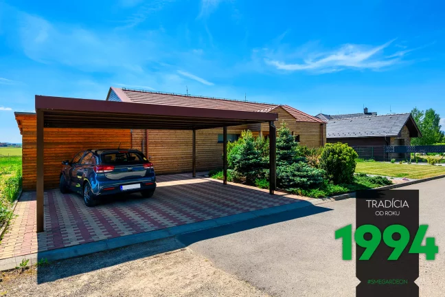 Prístrešok pri drevenom dome