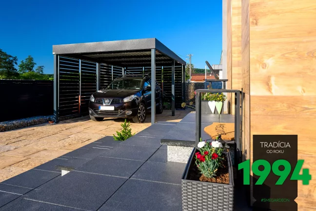 Prístrešok pre jedno auto pozdĺž domu