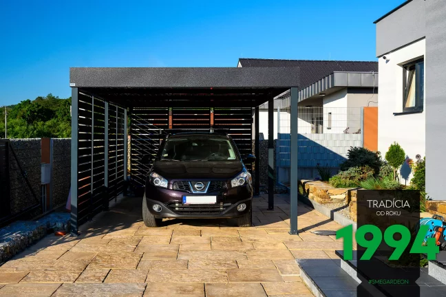 Prístrešok s kovovými výplňami