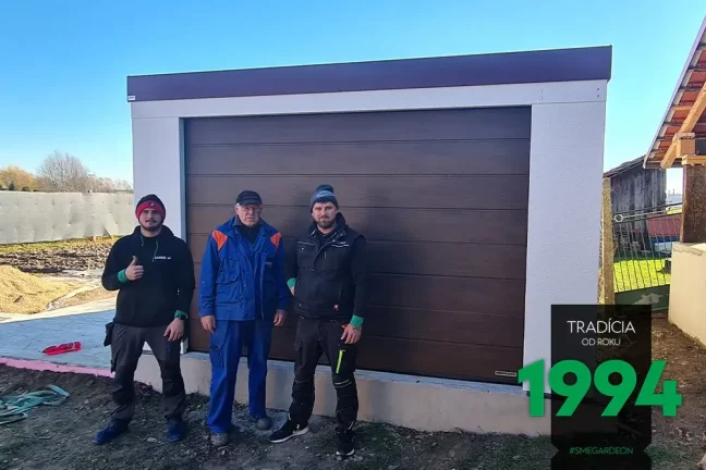 Montážnici so zákazníkom pred garážou