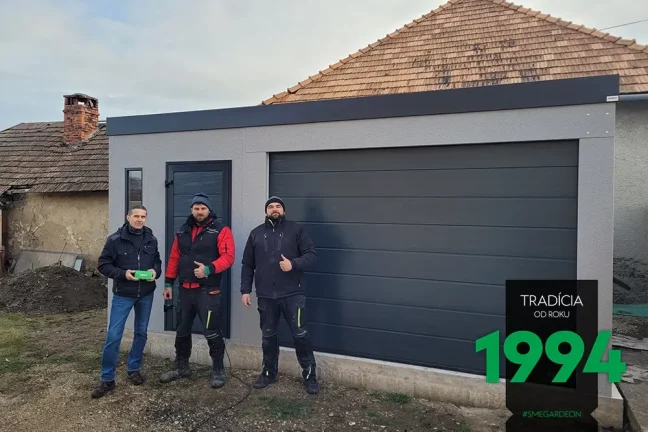 Montážnici so zákazníkmi