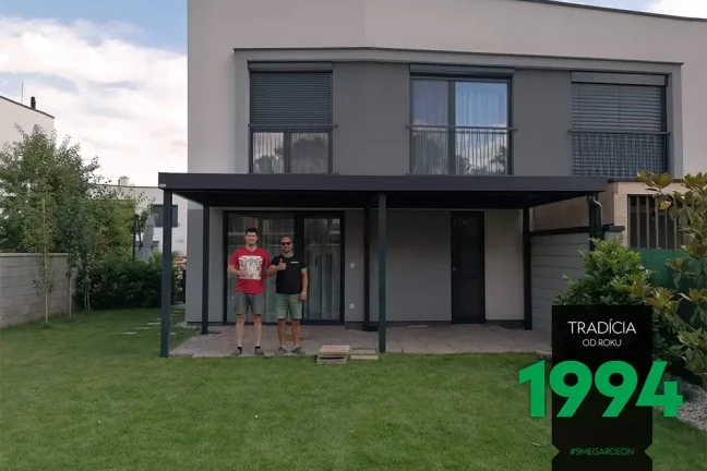 Zákazník s montážnikom pod pergolou
