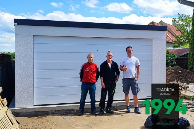 Zákazník s montážnikmi