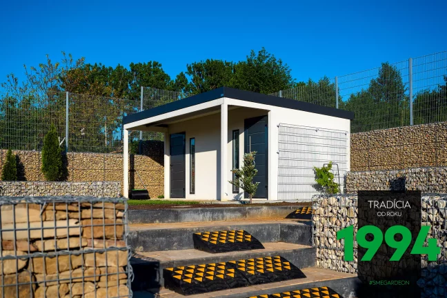 Domček s prístreškom na vyvýšenom pozemku