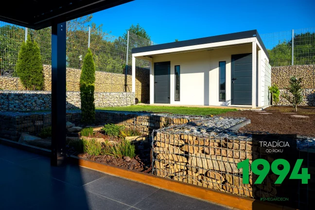 Domček s dvoma dverami a dvoma svetlíkmi