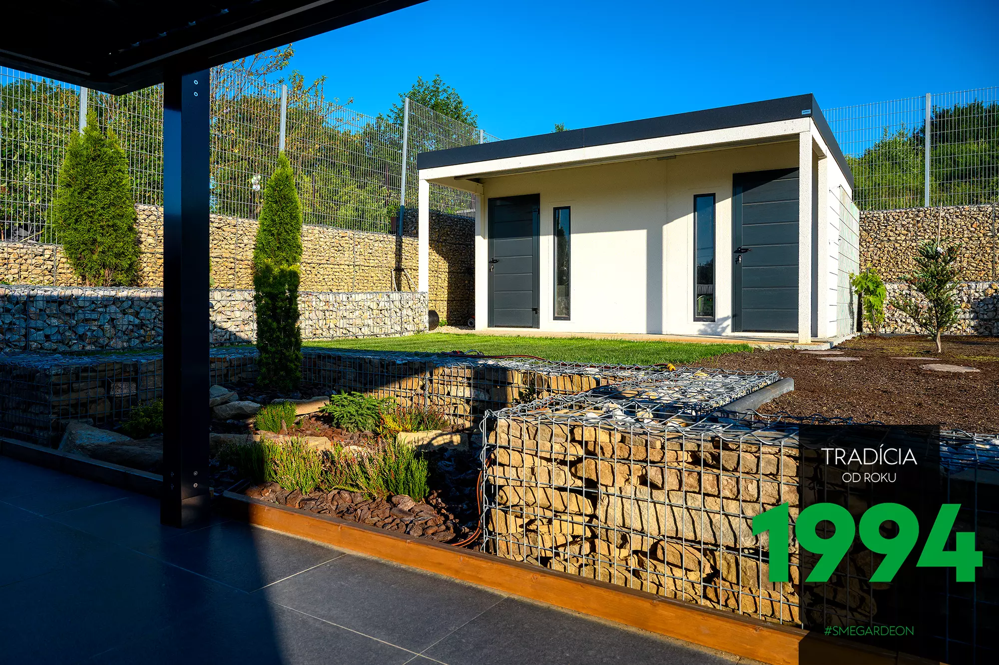 Domček s dvoma dverami a dvoma svetlíkmi