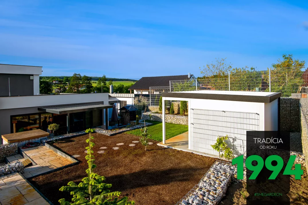 Domček v bielej omietke na záhrade