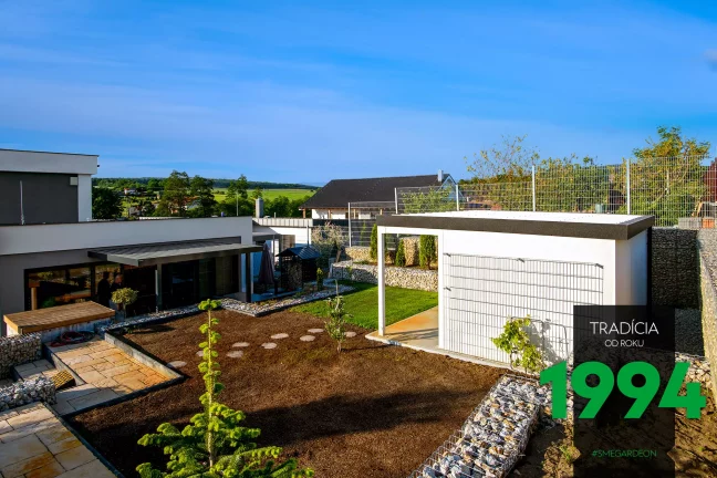 Domček v bielej omietke na záhrade