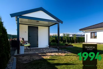 Domček v bielej omietke