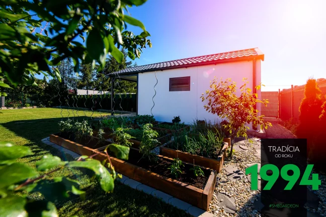 Vyvýšené záhony pri domčeku