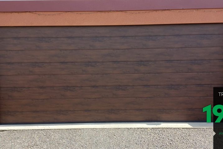 Hnedá brána na dvojgaráži