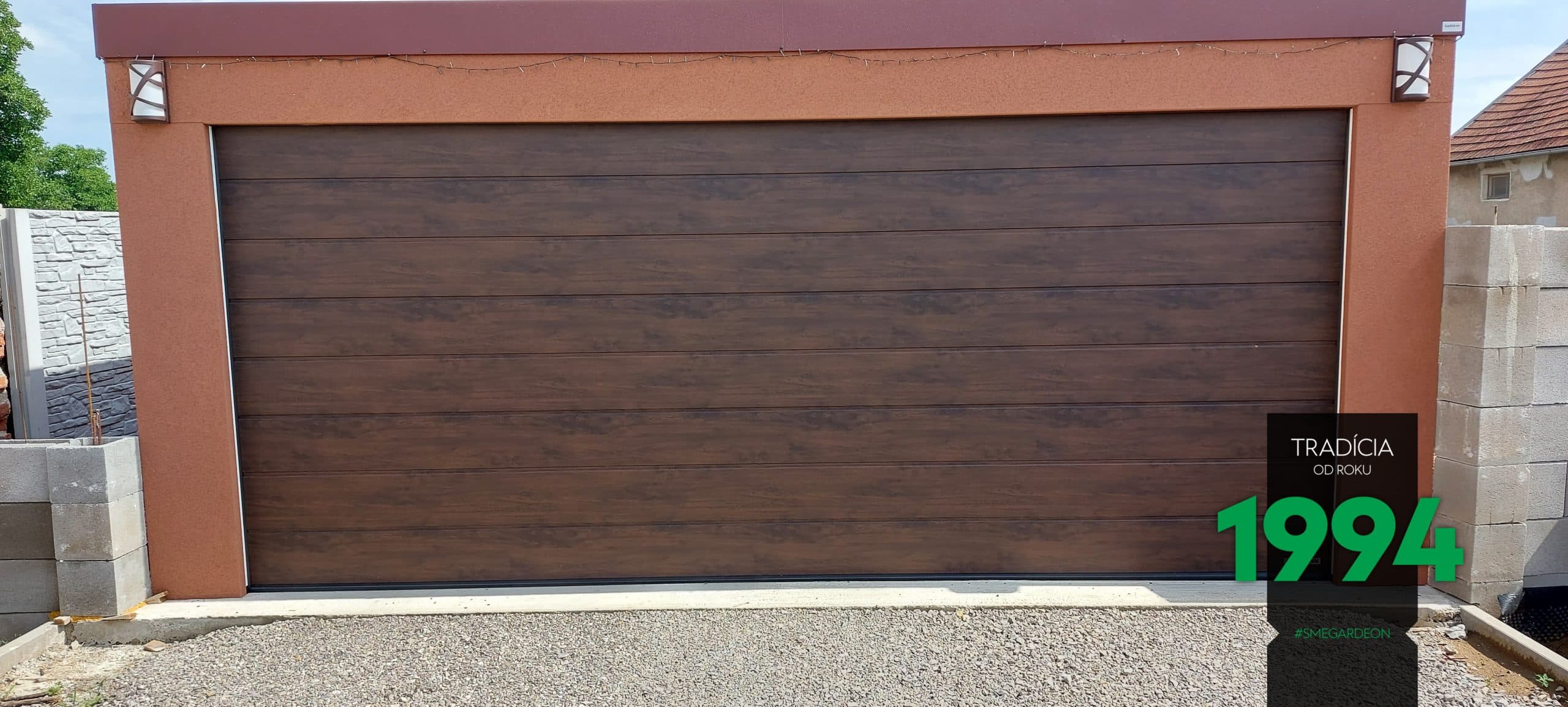 Hnedá brána na dvojgaráži