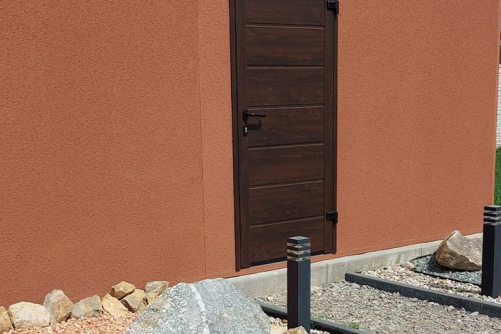 Hnedé dvere na garáži