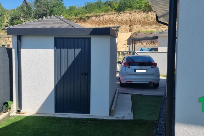 Záhradný domček pred autom