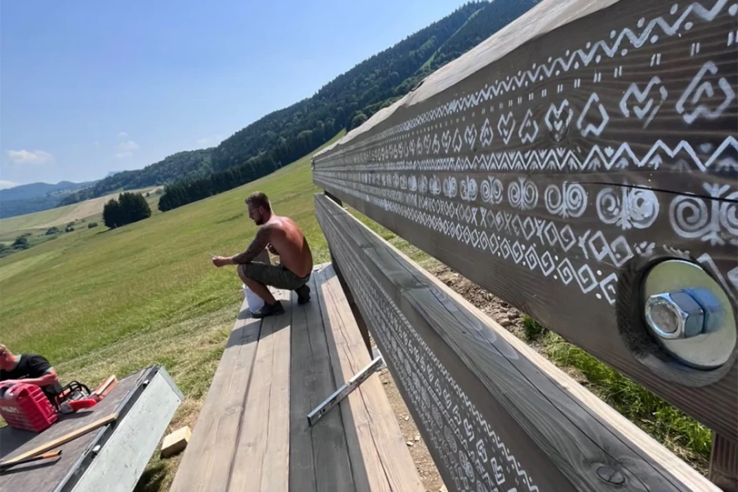 Montážnik sedí na lavičke