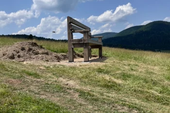 Pohľad na lavičku.