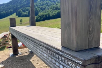 Montáž veľkej lavičky