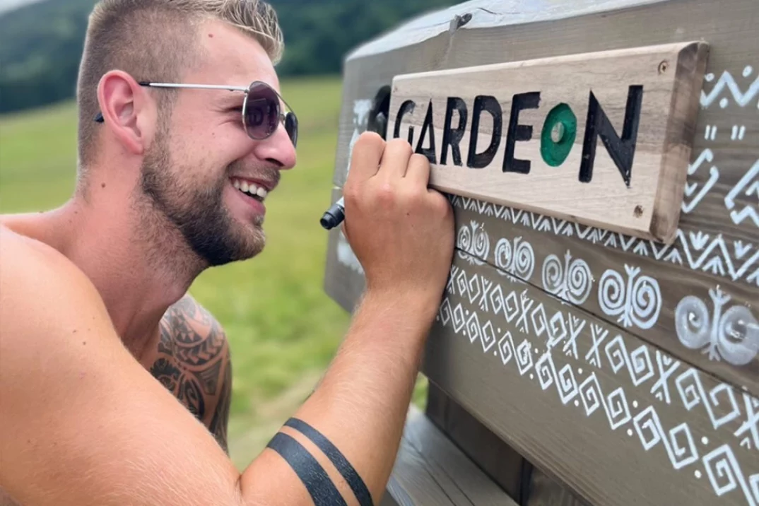 Nápis Gardeon na lavičke.