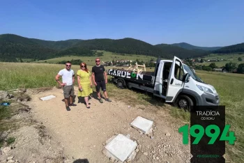 Montážnici so starostkou pri dodávke