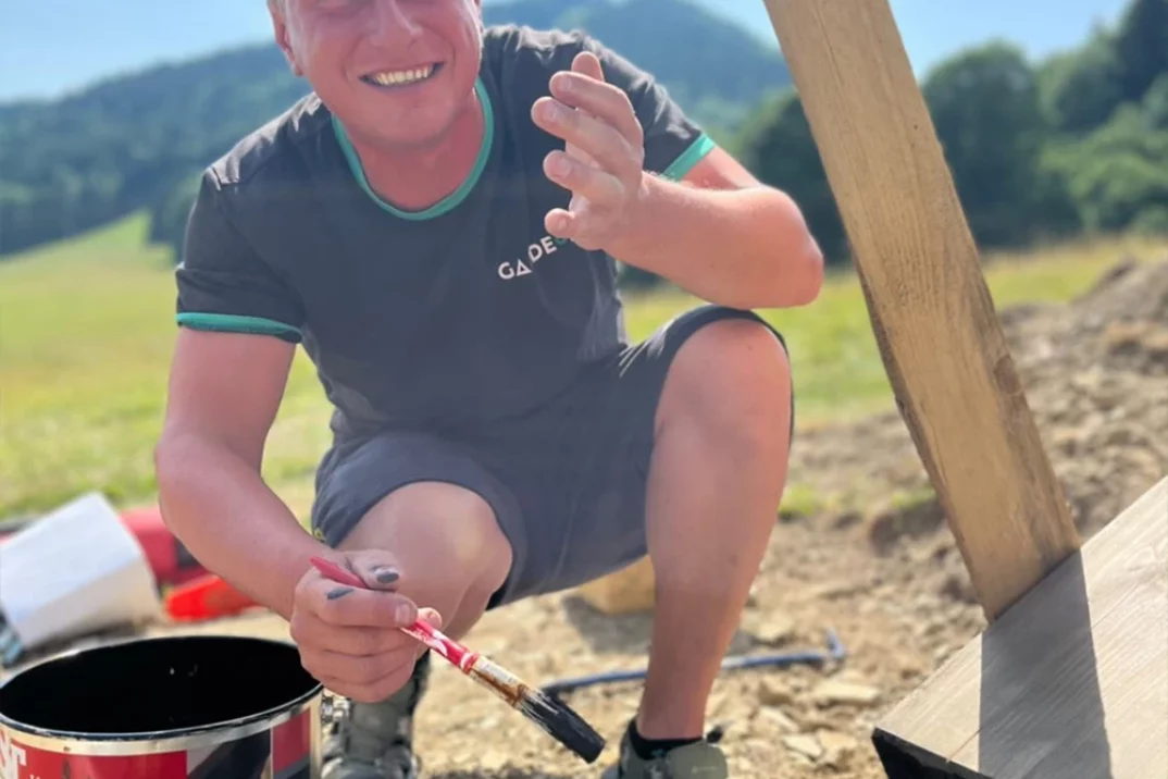 Montážnik natiera lavičku