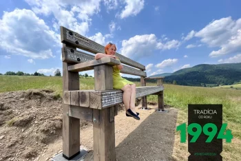 Starostka sedí na Gardeon lavičke.