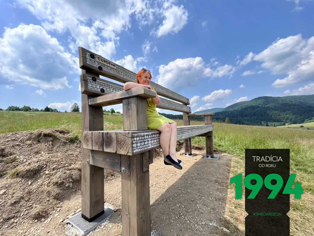 Starostka sedí na Gardeon lavičke.