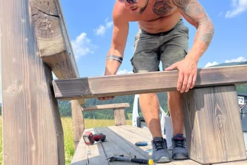 Gardeon montážnik pri montáži lavičky