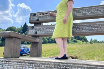 Starostka na namontovanej lavičke.