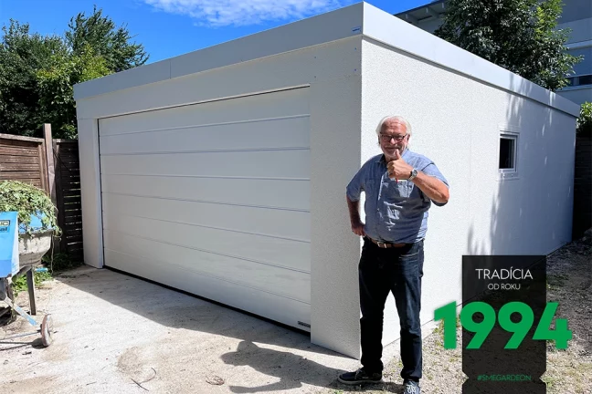 Zákazník pred bielou garážou