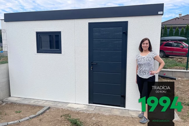 Zákazníčka pri domčeku