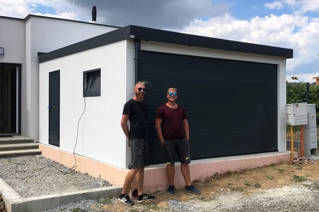 Ľudia pred garážou