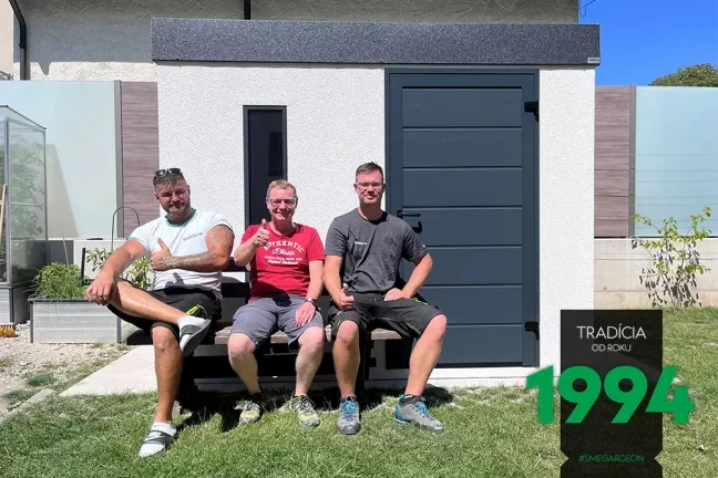 Zákazník s montážnikmi na lavičke pred domčekom