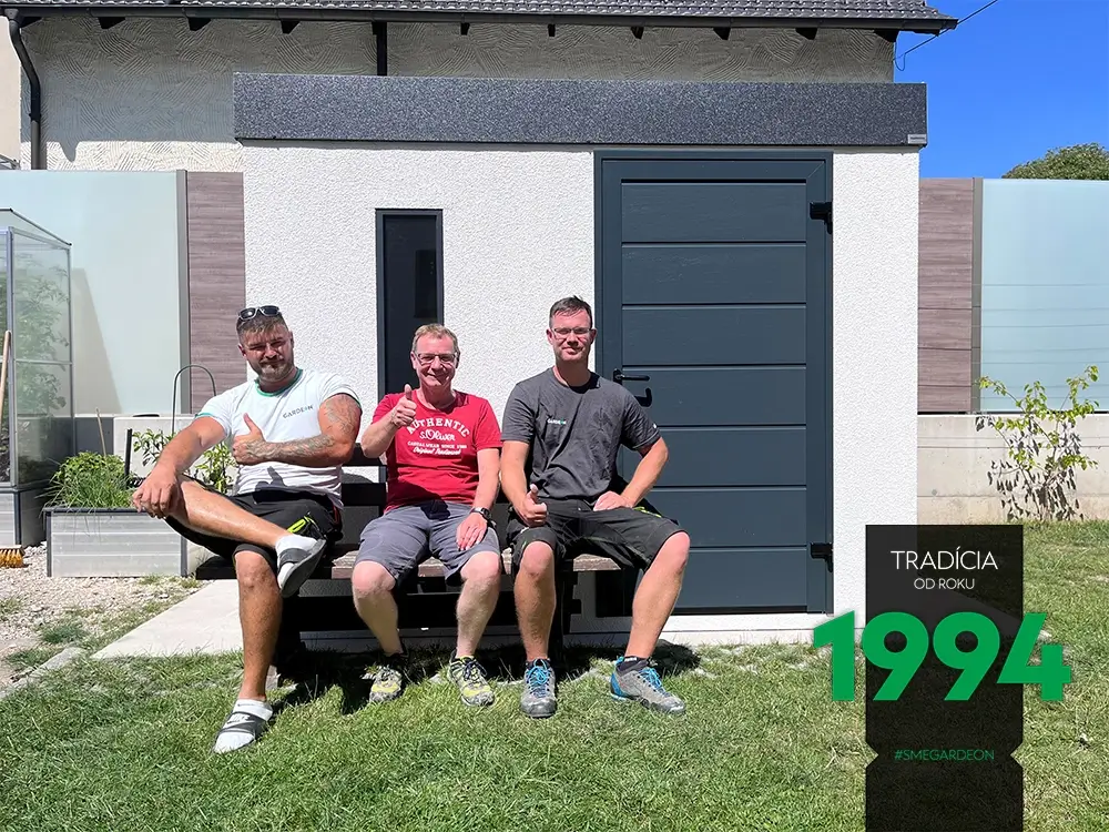 Z&aacute;kazn&iacute;k s mont&aacute;žnikmi na lavičke pred domčekom