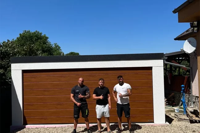 Zákazník s montážnikmi