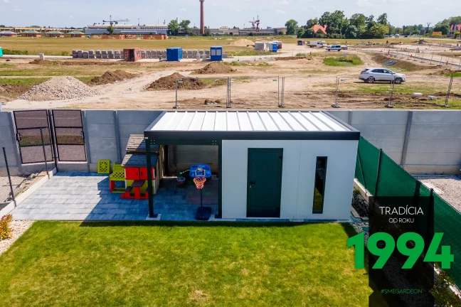 Záhradný domček s prístreškom naľavo
