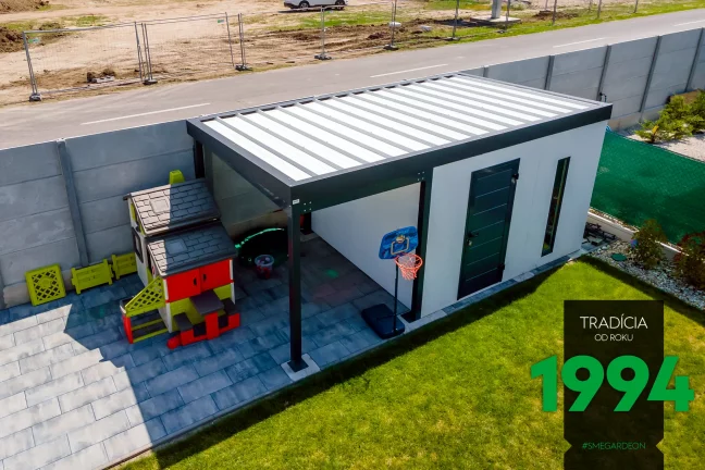 Domček s prístreškom a bielou krytinou
