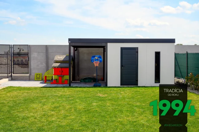Domček s prístreškom na záhrade