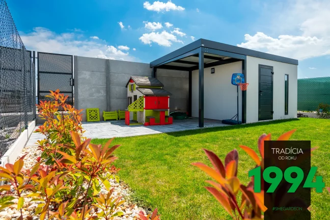 Detský domček pri záhradnom domčeku