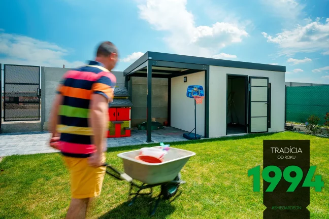 Pán s fúrikom na záhrade