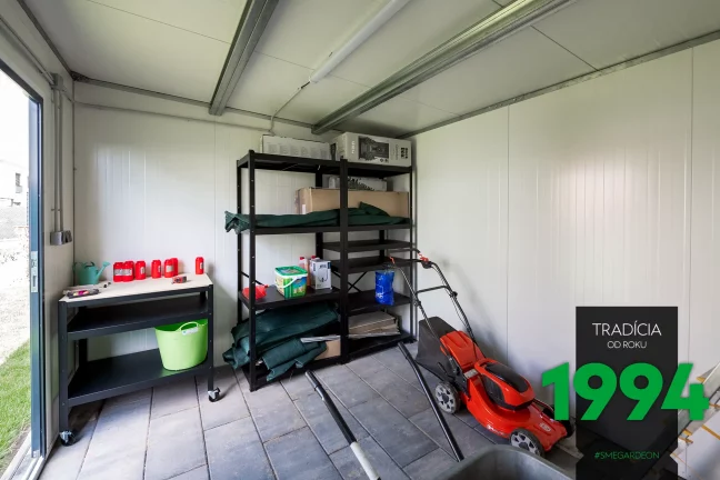 Regále a kosačka v domčeku